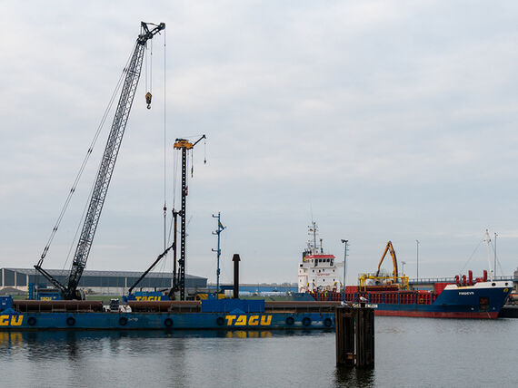 Baustellenschiff am Kalihafen